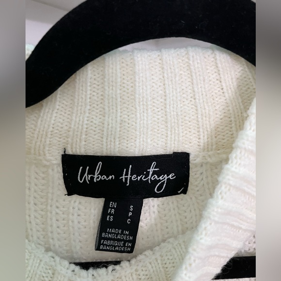 Urban Behavior Mock Neck Cut Out Cream Sweater beautiful & sexy size Small - Picture 3 of 3